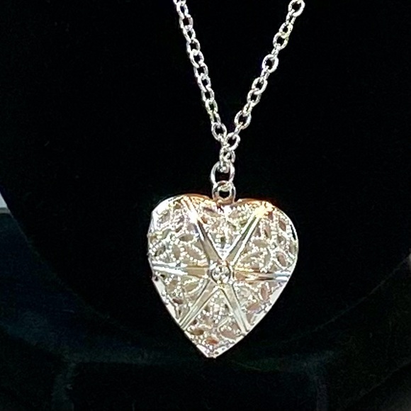 Filigree Style Heart Locket Necklace With Cable Link Chain Mother’s Day Gift - Picture 4 of 14